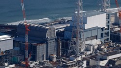 東京電力福島第1原発の3号機（左）と4号機。東電は原発事故の賠償に必要な資金を国に立て替えてもらい、国に返済している＝2026年2月9日、本社ヘリから