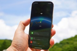 米スペースX社の低軌道衛星群「Starlink」を使ったスマホとのダイレクト通信に、ドコモやソフトバンクが対応する。写真は昨年撮影した「au Starlink Direct」で通信している様子＝筆者撮影