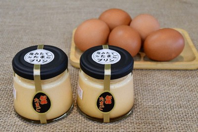 船橋特産のニンジンや小松菜入りの餌を食べた鶏が産んだ卵を使った「船橋たまごプリン」＝千葉県船橋市で2026年1月15日、石塚孝志撮影
