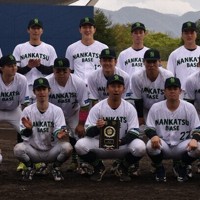 第97回都市対抗野球大会山梨県予選で初優勝したNANKATSU　BASEの選手たち＝甲府市の山日YBS球場で2026年4月5日、山本佳世子撮影