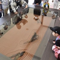 万博記念公園でお披露目された枯れ山水の庭園のモニュメント＝吹田市で、共同