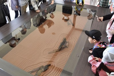 万博記念公園でお披露目された枯れ山水の庭園のモニュメント＝吹田市で、共同