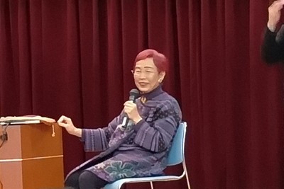 介護保険制度の重要性と改定の問題点を話す上野千鶴子さん＝鳥取市用瀬町で2026年3月15日、阿部浩之撮影