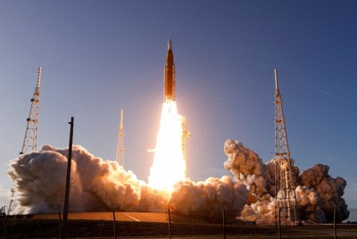 月を周回する宇宙船オリオンに4人の宇宙飛行士を乗せ、ケネディ宇宙センターから打ち上げられたSLSロケット＝米フロリダ州で2026年4月1日、ロイター