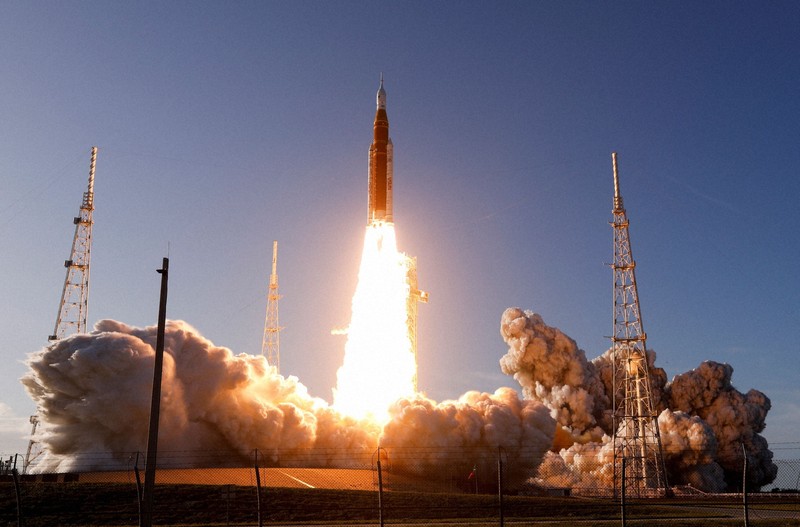 月を周回する宇宙船オリオンに4人の宇宙飛行士を乗せ、ケネディ宇宙センターから打ち上げられたSLSロケット＝米フロリダ州で2026年4月1日、ロイター