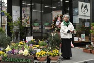 クレヨンハウス東京店前に立つ落合恵子さん＝東京都武蔵野市で、宮本明登撮影