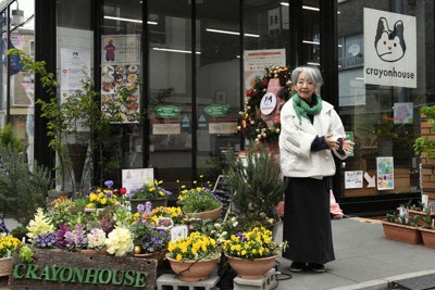 クレヨンハウス東京店前に立つ落合恵子さん＝東京都武蔵野市で、宮本明登撮影