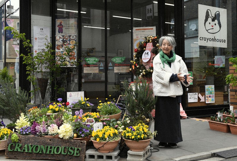クレヨンハウス東京店前に立つ落合恵子さん＝東京都武蔵野市で、宮本明登撮影