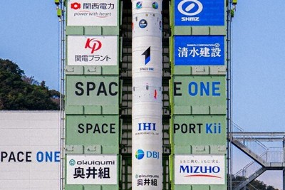さまざまな支援企業のロゴがつけられたカイロスの機体や組み立て足場＝（C）スペースワン