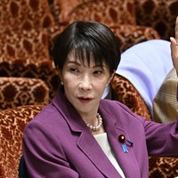 参院予算委員会に臨み、自民党・阿達雅志氏の質問に挙手する高市早苗首相＝国会内で2026年4月6日午前9時4分、平田明浩撮影
