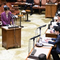 参院予算委員会で立憲民主党・小西洋之氏（右）の質問に答弁する高市早苗首相（左）＝国会内で2026年4月6日午前9時12分、平田明浩撮影