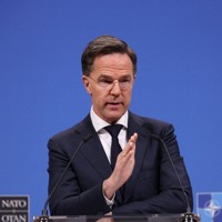 2025年の年次報告書発表のため記者会見するNATOのルッテ事務総長＝ブリュッセルで2026年3月26日、ロイター　