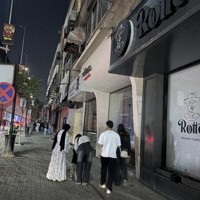 レストランなどの営業が原則午後9時までに制限され、夜のにぎわいは失われている＝カイロで2026年4月5日午後9時47分、古川幸奈撮影