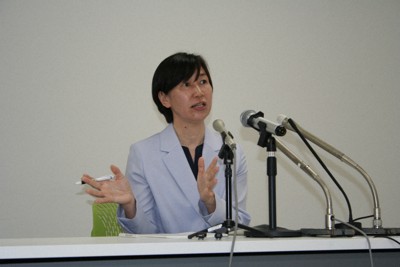 清瀬市の旧中央図書館の解体工事再開について説明する原田博美市長＝清瀬市で2026年4月6日午後2時40分、矢野純一撮影