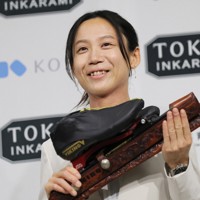 引退記者会見でスケート靴を手に笑顔を見せる高木美帆＝東京都中央区で2026年4月6日午後3時9分、吉田航太撮影