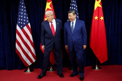 会談に臨むトランプ米大統領（左）と中国の習近平国家主席＝韓国・釜山で2025年10月、ロイター