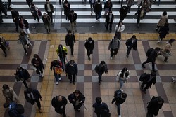 働く女性の姿も少なくない朝の通勤風景＝大阪市で、山崎一輝撮影