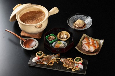 （手前から時計回りに）アマゴの魚田、大和茶を使った茶がゆ、大和肉鶏の鶏ざんまい3種、大和茶の葛餅、もも塩焼き