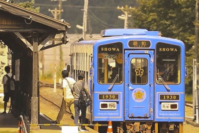 水戸岡鋭治さんがデザインした若桜鉄道の車両＝鳥取県若桜町の若桜駅、同社提供（共同）