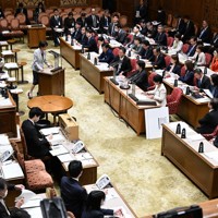 内閣の基本姿勢について集中審議が行われた参院予算委員会。中央左は立憲民主党・田名部匡代幹事長の質問に答弁する高市早苗首相＝国会内で2026年4月7日午前9時15分、平田明浩撮影
