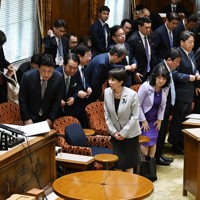 参院予算委員会での2026年度予算案採決は、可否同数となり、藤川政人委員長（左）の判断で可決。散会後、委員長に向かって一礼する高市早苗首相（中央）と閣僚ら＝国会内で2026年4月7日午後4時、平田明浩撮影