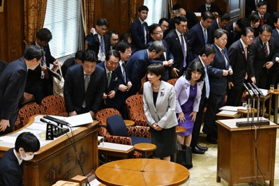 参院予算委員会での2026年度予算案採決は、可否同数となり、藤川政人委員長（左）の判断で可決。散会後、委員長に向かって一礼する高市早苗首相（中央）と閣僚ら＝国会内で2026年4月7日午後4時、平田明浩撮影