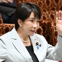 参院予算委員会で立憲民主党・田名部匡代幹事長の質問に挙手する高市早苗首相＝国会内で2026年4月7日午前9時14分、平田明浩撮影