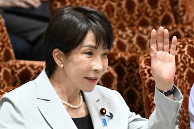 参院予算委員会で立憲民主党・田名部匡代幹事長の質問に挙手する高市早苗首相＝国会内で2026年4月7日午前9時14分、平田明浩撮影
