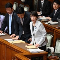 参院本会議で2026年度予算が賛成多数で可決、成立し、一礼する高市早苗首相（右端）と閣僚ら＝国会内で2026年4月7日午後5時48分、平田明浩撮影