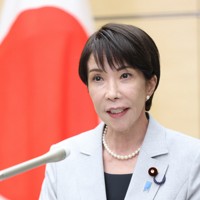 参院本会議で2026年度当初予算が成立し、記者団の取材に応じる高市早苗首相＝首相官邸で2026年4月7日午後7時2分、後藤由耶撮影