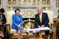 米ホワイトハウスの大統領執務室で会談する高市早苗首相（左）とトランプ米大統領＝2026年3月19日、ホワイトハウス公開