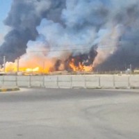 南パルスガス田付近から上がる煙と炎を捉えたソーシャルメディア上の動画＝イラン南部で2026年3月18日、ロイター