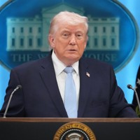 ホワイトハウスで記者会見するトランプ米大統領＝2026年4月6日、AP