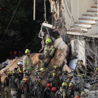 攻撃の被害を受けた現場で捜索を行う救助隊＝イスラエル北部ハイファで2026年4月6日、ロイター