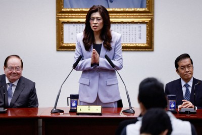中国訪問を前に記者会見する国民党の鄭麗文主席（中央）＝台北市で7日、ロイター