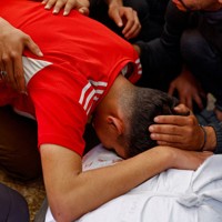 イスラエル軍の攻撃で亡くなった人の遺体を前に嘆き悲しむパレスチナの人＝パレスチナ自治区ガザ地区中部デルバラーで2026年4月6日、ロイター