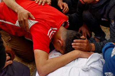 イスラエル軍の攻撃で亡くなった人の遺体を前に嘆き悲しむパレスチナの人＝パレスチナ自治区ガザ地区中部デルバラーで2026年4月6日、ロイター