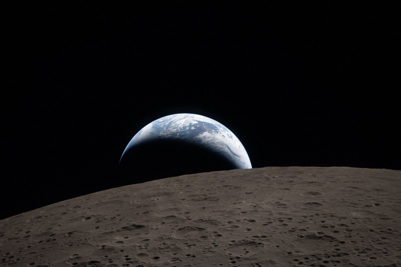 54分間の「皆既日食」 宇宙から見た姿、オリオンが撮影 | 毎日新聞