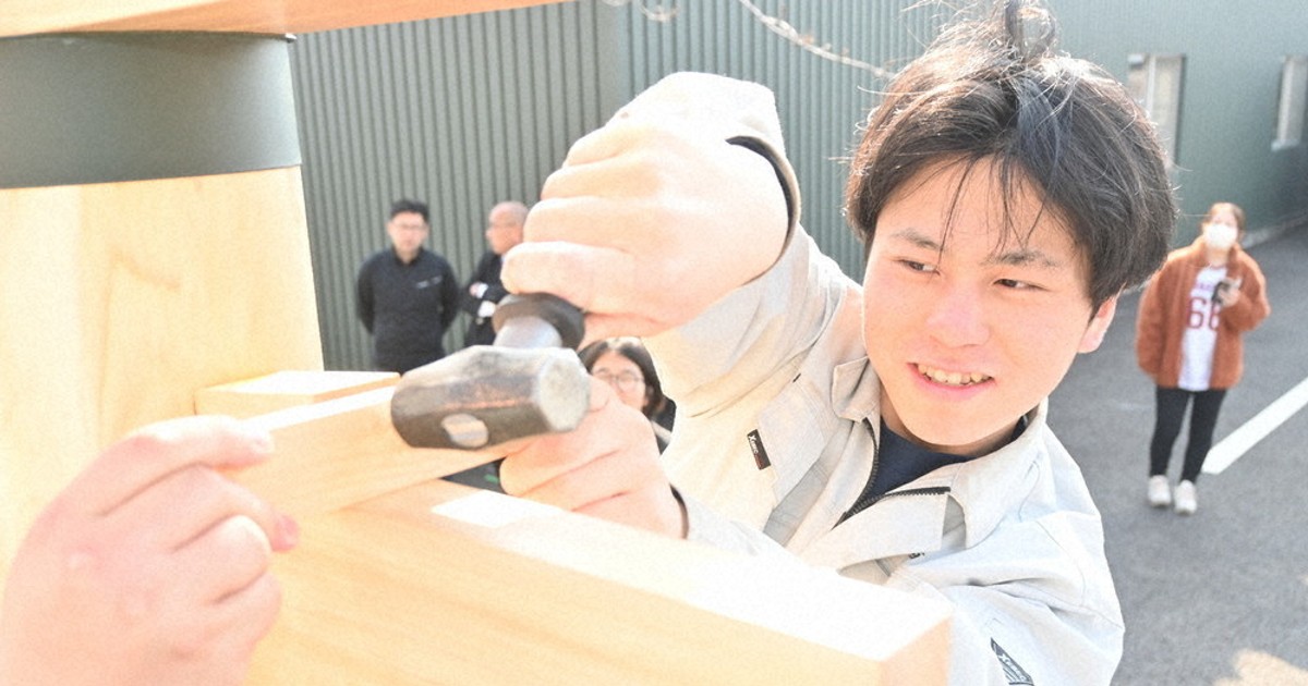 熊本地震で被災の神社　宮大工目指す10代3人、1年かけ再建