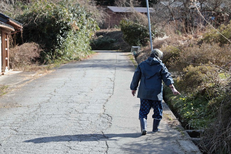能登半島地震で被災した石川県輪島市町野町金蔵地区。地区内に自宅があった女性は地震後、市内の別地区にある仮設住宅で暮らしているが、この日は自宅の跡地で作業をしていた＝2026年3月11日、岩本一希撮影