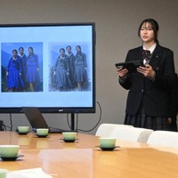 （左から）モノクロ写真とAI技術でカラー化した写真、色味を調整した写真の3種類を比較し、説明する長崎東高の生徒たち＝長崎市役所で2026年3月31日午前11時10分、尾形有菜撮影