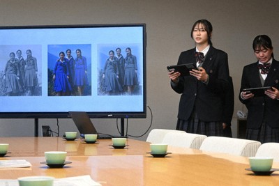 （左から）モノクロ写真とAI技術でカラー化した写真、色味を調整した写真の3種類を比較し、説明する長崎東高の生徒たち＝長崎市役所で2026年3月31日午前11時10分、尾形有菜撮影