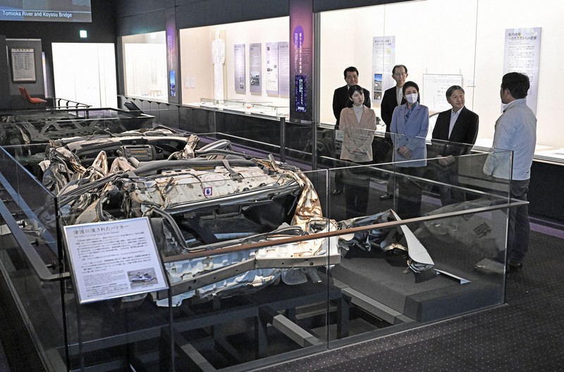 天皇ご一家、福島・富岡町で津波にのまれた「被災パトカー」見学