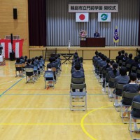 小中一貫校の輪島市立門前学園の開校式に臨む児童や生徒ら。学年ごとに生徒数にばらつきがあり、2年生は3人だ＝石川県輪島市で2026年4月7日午前9時52分、岩本一希撮影