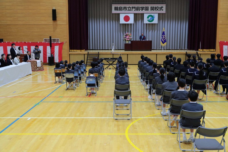 小中一貫校の輪島市立門前学園の開校式に臨む児童や生徒ら。学年ごとに生徒数にばらつきがあり、2年生は3人だ＝石川県輪島市で2026年4月7日午前9時52分、岩本一希撮影