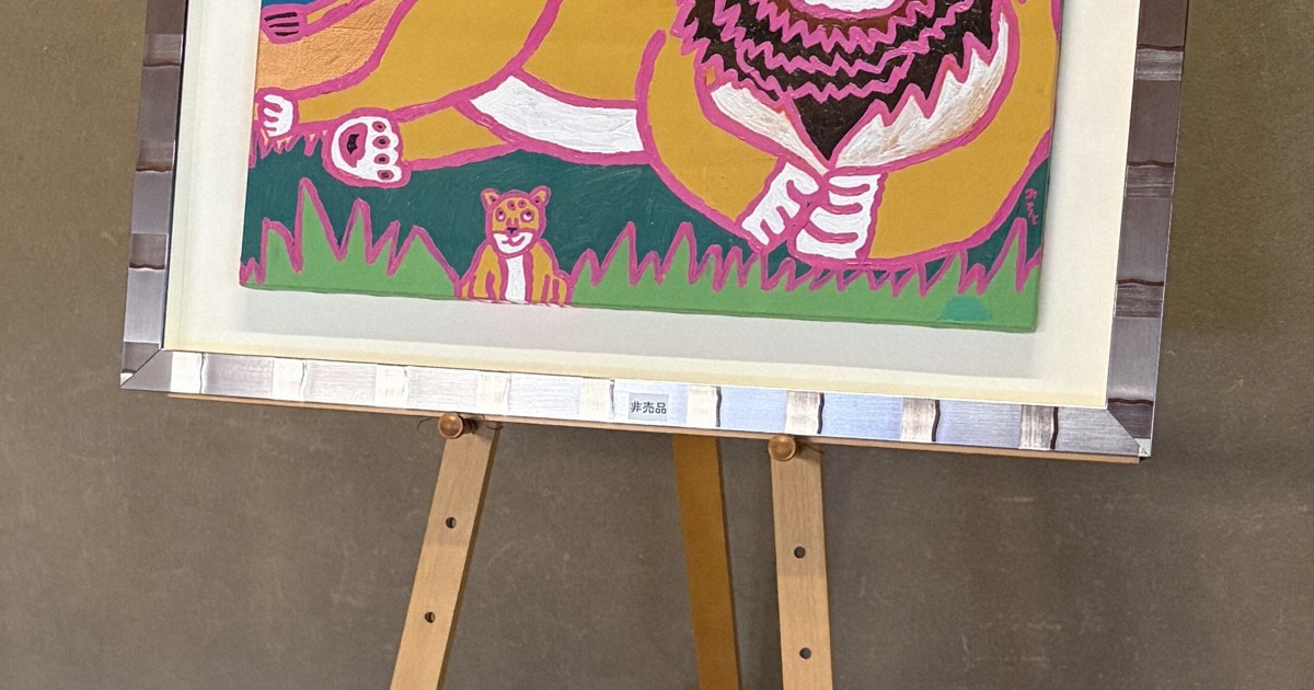 ドラマ「ライオンの隠れ家」協力の自閉症画家　創作の様子を実演