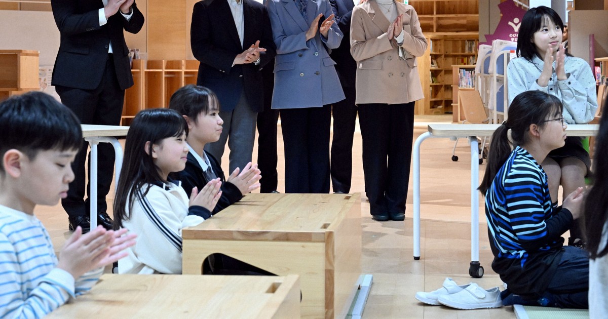 天皇ご一家、福島の被災者らと交流　夢語る中学生の授業見守る