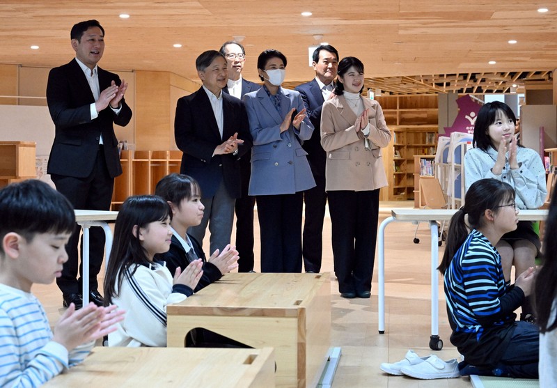 天皇ご一家、福島の被災者らと交流　夢語る中学生の授業見守る