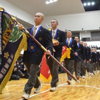 紫紺の優勝旗を手に報告会に出席する大阪桐蔭の選手ら＝大阪府大東市の同校で2026年4月7日午前9時34分、藤河匠撮影