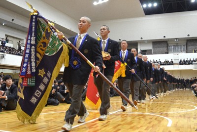 紫紺の優勝旗を手に報告会に出席する大阪桐蔭の選手ら＝大阪府大東市の同校で2026年4月7日午前9時34分、藤河匠撮影